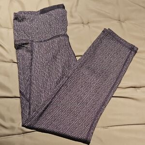 UNDER ARMOUR BLACK AND GRAY PATTERNED LEGGINGS. LARGE